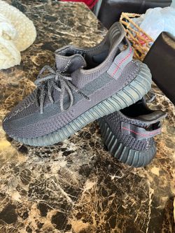 Black tennis shoes