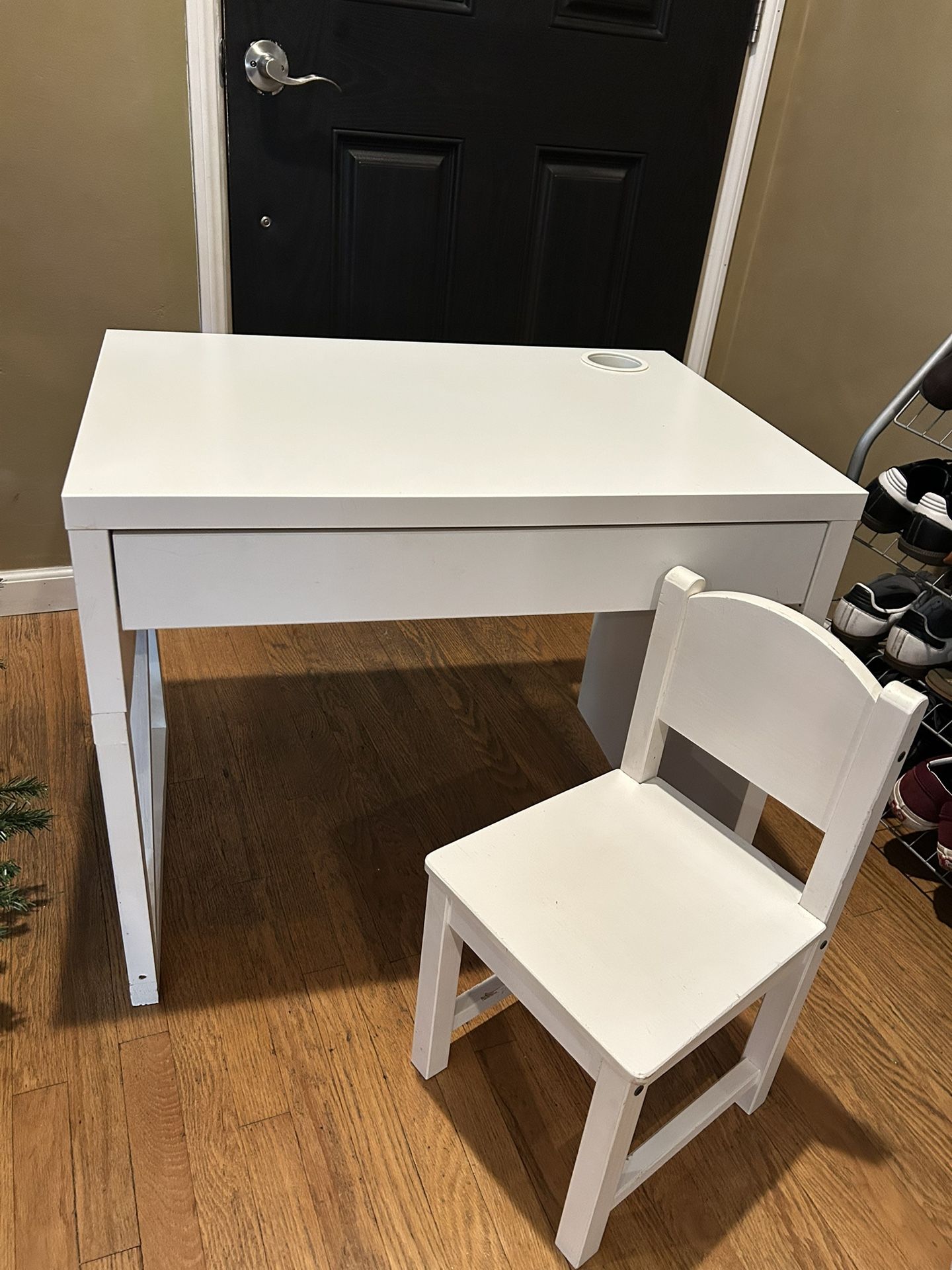 Kids Desk w/ Chair 