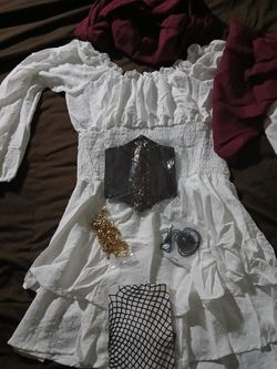 woman's pirate costume 