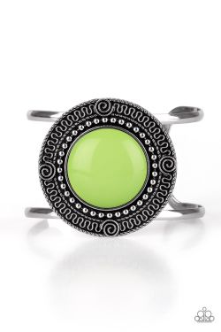 BNWT Paparazzi green cuff bracelet