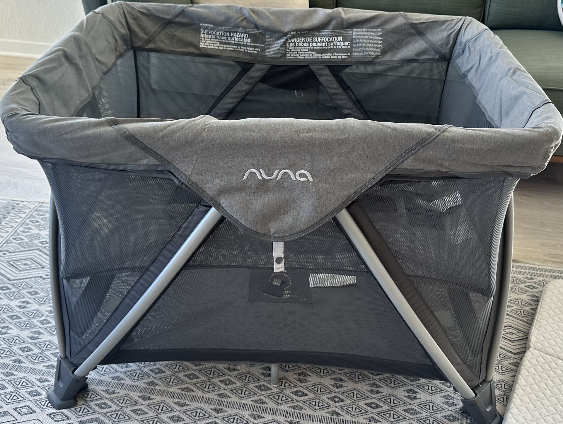 Nuna Sena Playard with Zip off Bassinet