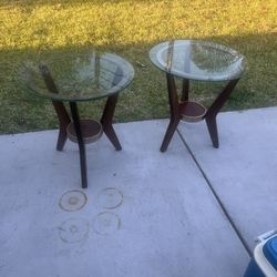 2 elegant glass end tables in good condition with minor cosmetic blemishes. These blemishes are in the form of some minor scratches and scuff marks on