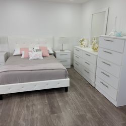 Brand New Queen Bedroom Set - Juego de Cuarto Nuevo