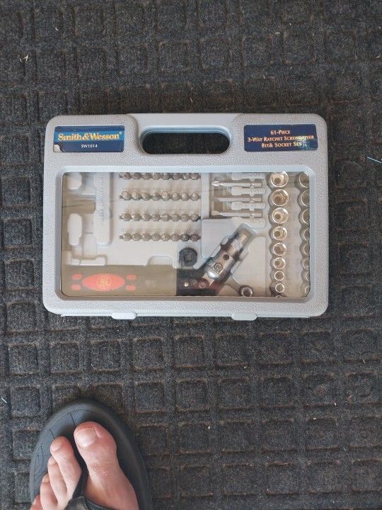 Smith & Wesson 61-Piece 3-Way Rachet Screwdriver Bit And Socket Set