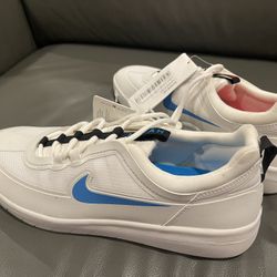 Brand New Women’s Nike - Size 9