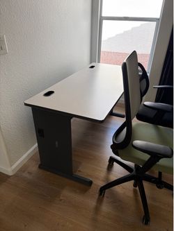 2 free desks and 3 office chairs