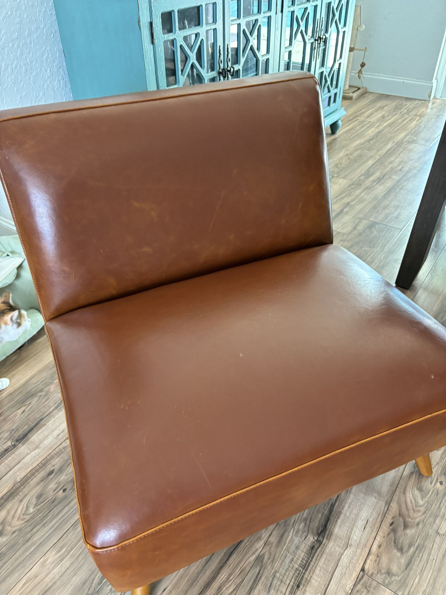 ACCENT LEATHER CHAIR