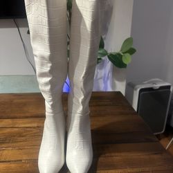 Journee Collection-Landree Boot Off White Size: 6.5, 