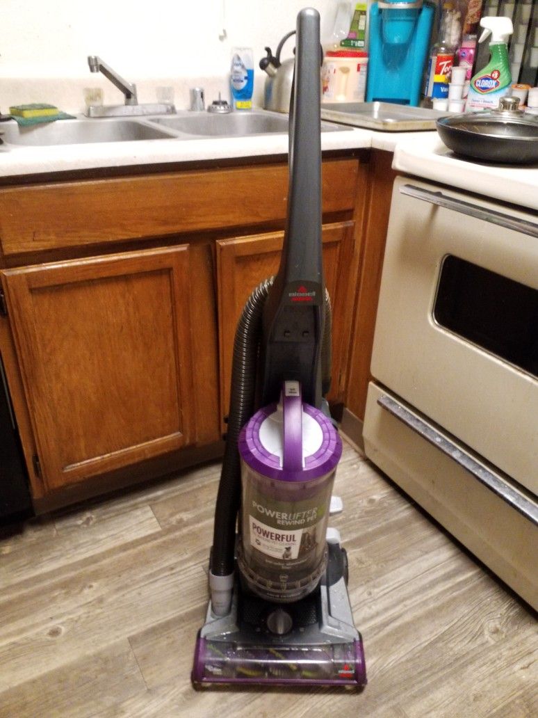Bissel bagless vacuum cleaner retractable plug for Sale in Albuquerque