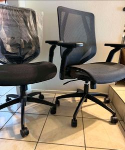 New Black Mesh Office Chair with Armrests