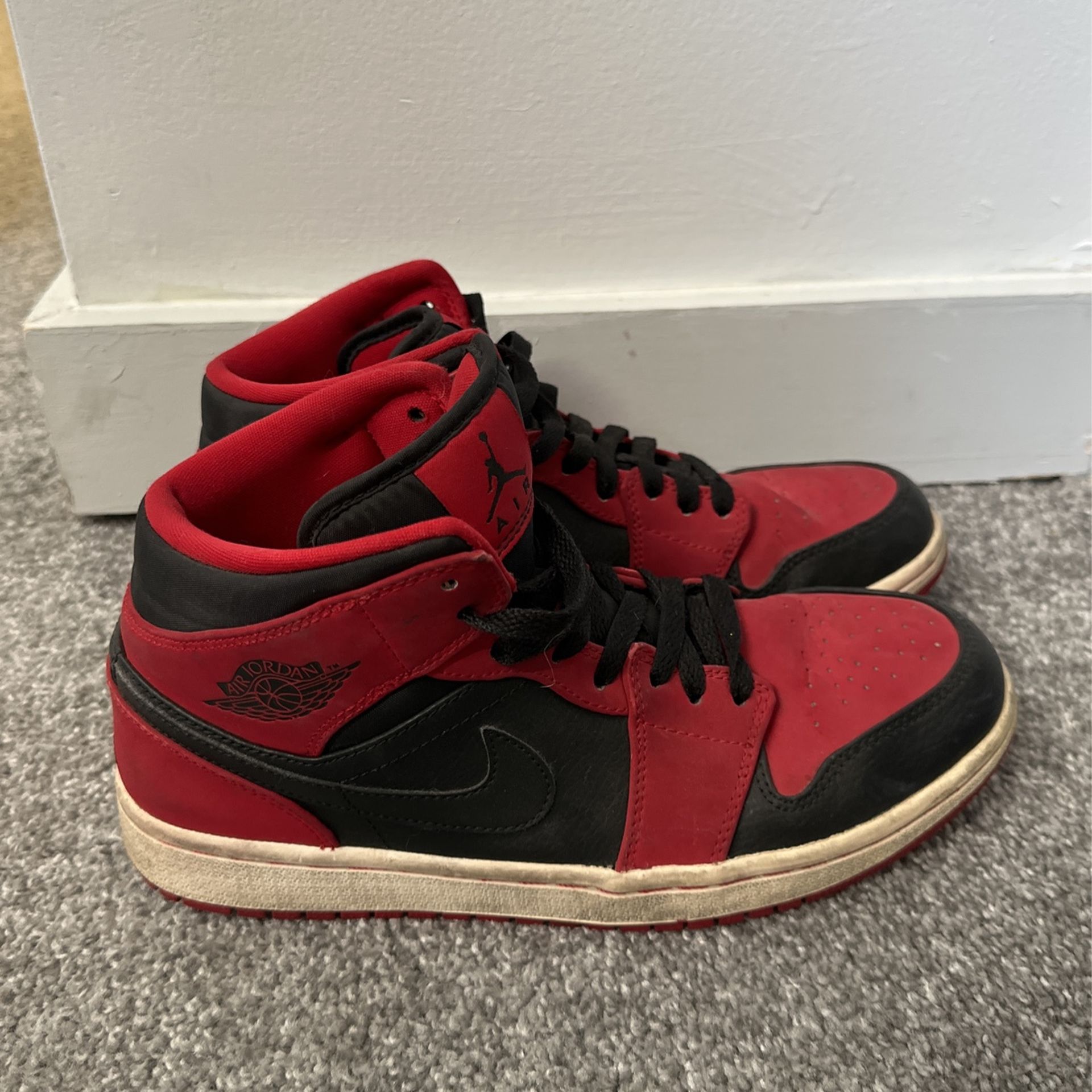 JORDANS ONES 8.5 RED AND BLACK