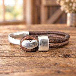Women’s Vintage Boho Brown PU Leather Heart Button Bracelet 2.76 in
Vintage-inspired women’s bracelet featuring a brown multilayer PU band with a silv
