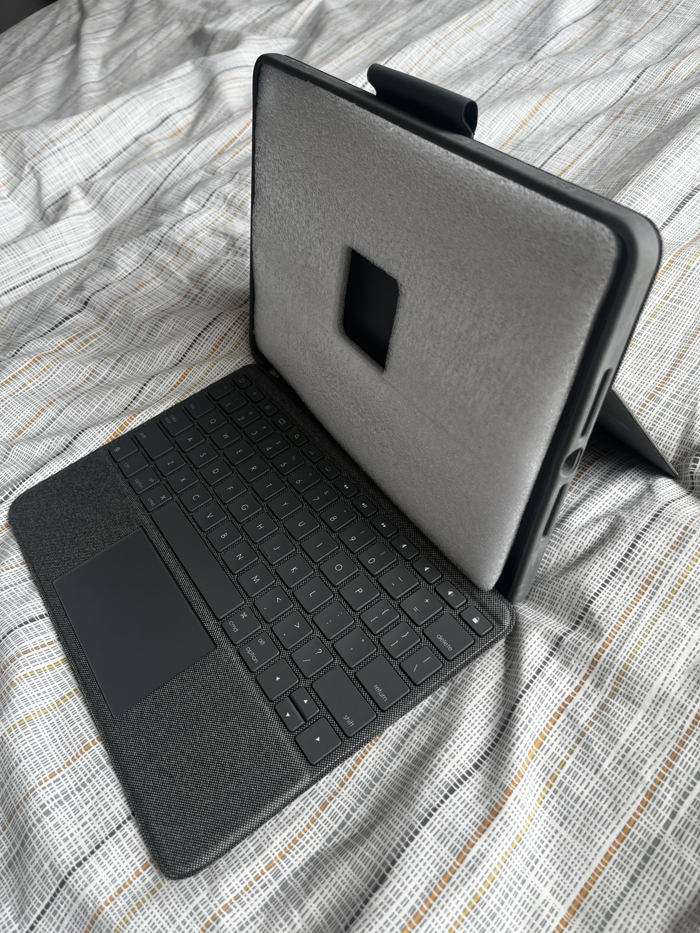 iPad Cover With Keyboard And Touchpad - Logitech