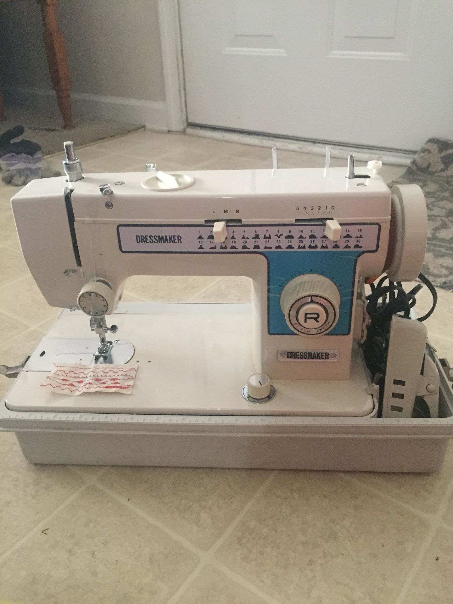 Sewing Machine Dressmaker Model S-2402