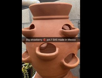 Strawberry 🍓 pot.!! Big 17x17 (12pockets) new.!! $45