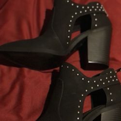 Mix No. 6  Women’s Cowgirl’s Ankle Boots-Size 7.   Selling for $25.  