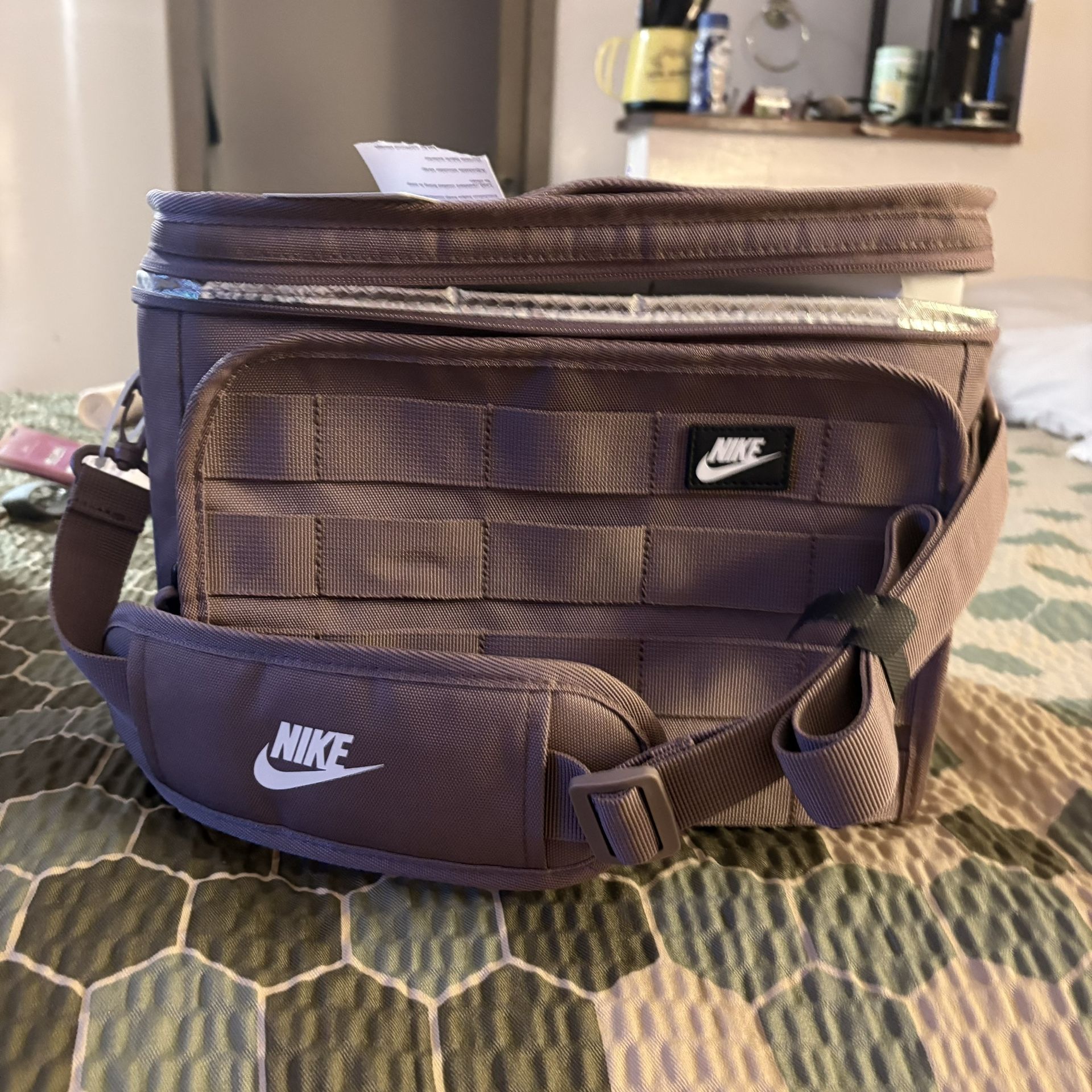 NIKE INSULATED LUNCH BOX
