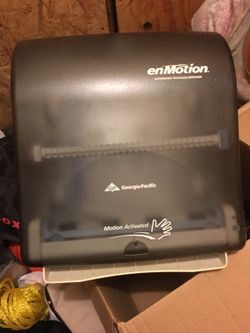 Paper towel dispenser