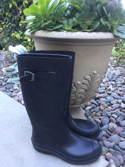 Women black rainboot Kamik size 8