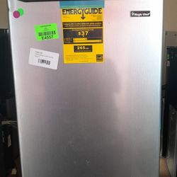 NEW MAGIC CHEF HMTR450SE 4.5 cu. ft. Mini Fridge Refrigerator