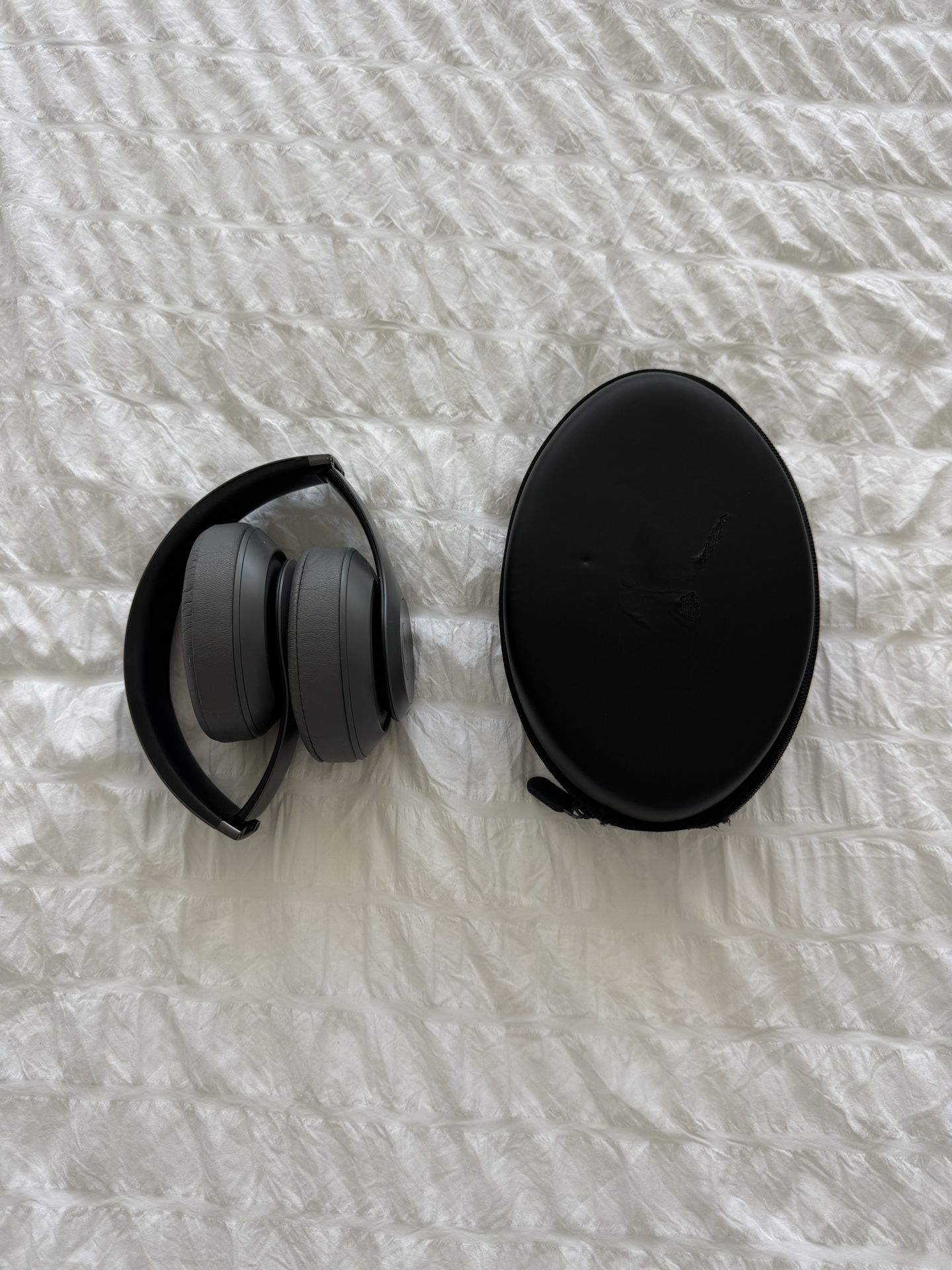 Beats Studio 3 Wireless Headphones - Gray - Good Condition