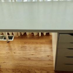 On-Sale White desk and drawers - very good condition