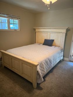 Bedroom furniture set