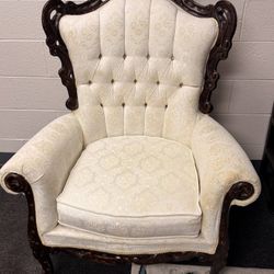Luxurious Cushioned Sofa Chair 