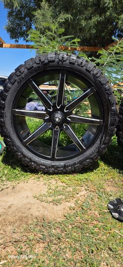 Llanta con rines medida 33x12.50R22 para chevy  gmc  suburban