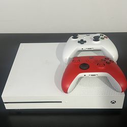 Xbox One S 1TB & 2 Controllers 