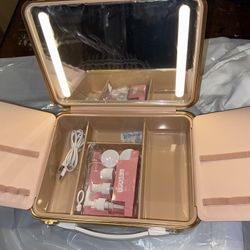 Travel Makeup Case with LED Lighted Mirror