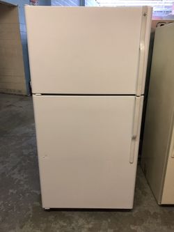 White GE 22 Cu Ft Refrigerator W/ Ice Maker