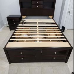 Ireland Black Finish Queen Bed