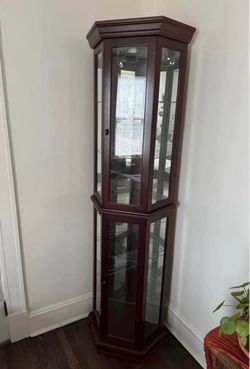 $180 Beautiful & Well-Kept Cherry Brown Curio Cabinet