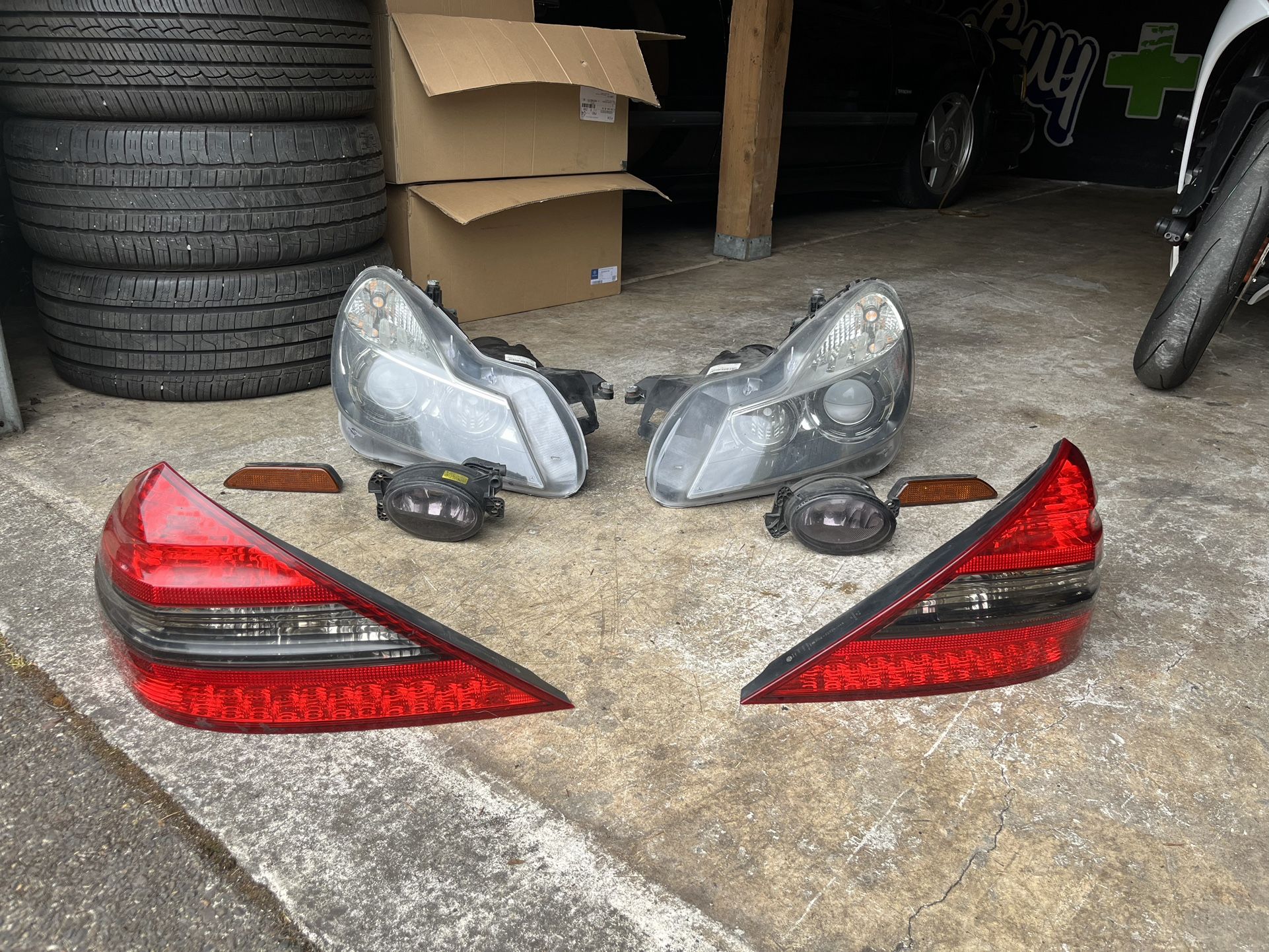 2011 Mercades Benz SL 550 Light Assembly Lot.