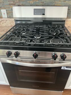 Frigidaire 5-Burner Gas Stove & Oven  excellent condition