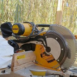 DeWALT Circular Compound Miter Saw