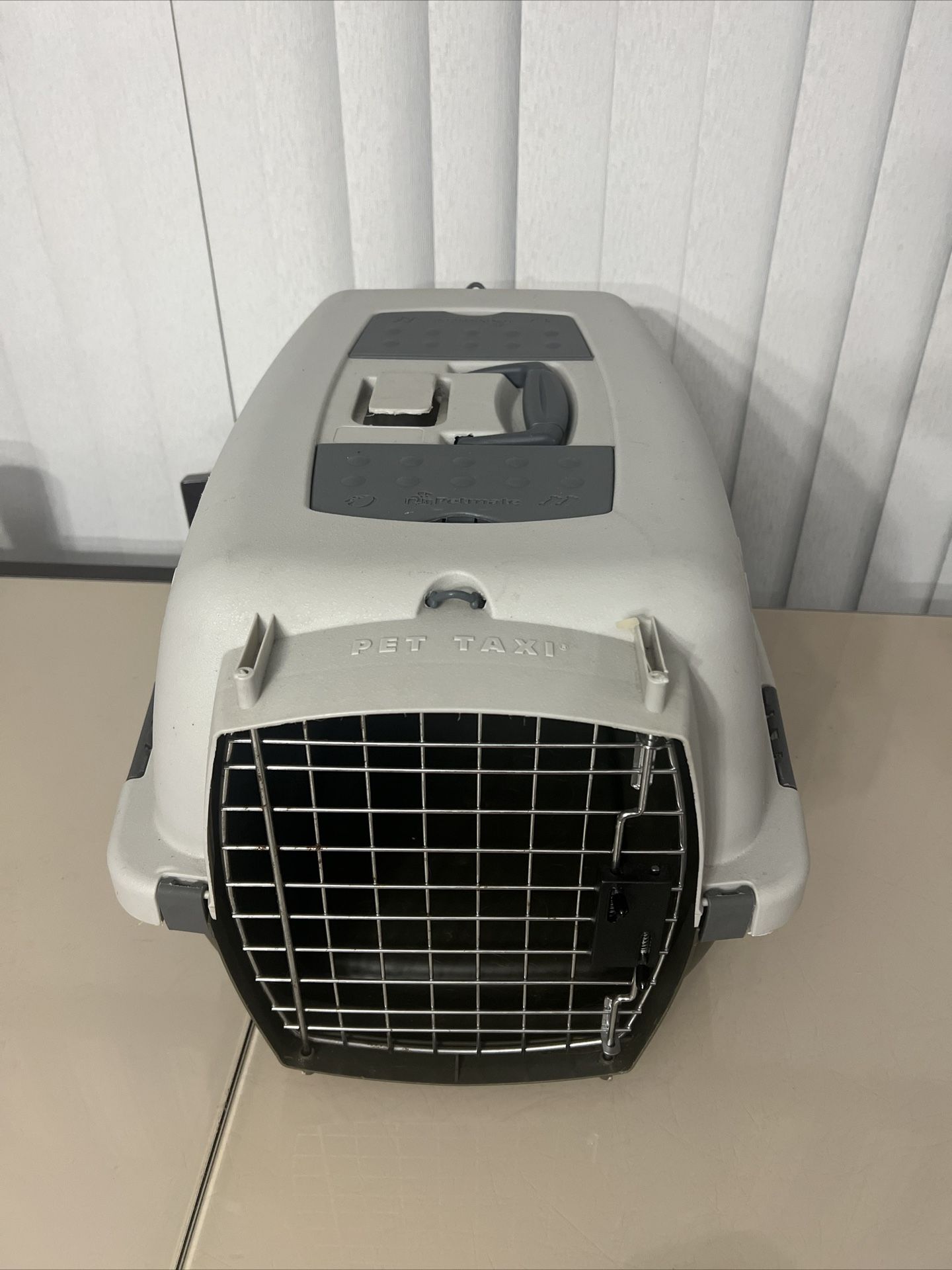 Petmate Pet Taxi Small 18in x 12in x 11in Great Shape Missing 1 Clip! Used in grate condition and missing one clip. See pics.
