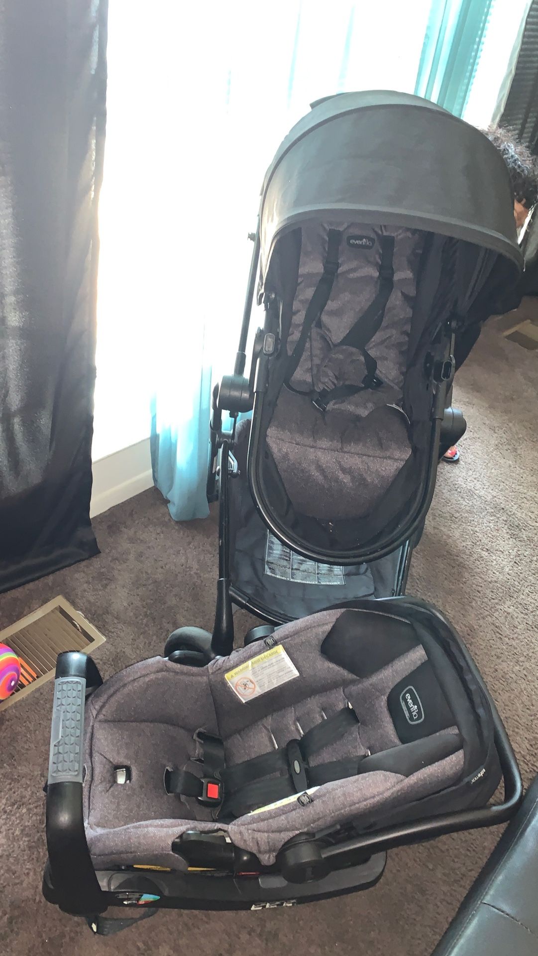 Evenflo car seat and stroller bundle set /bassinet