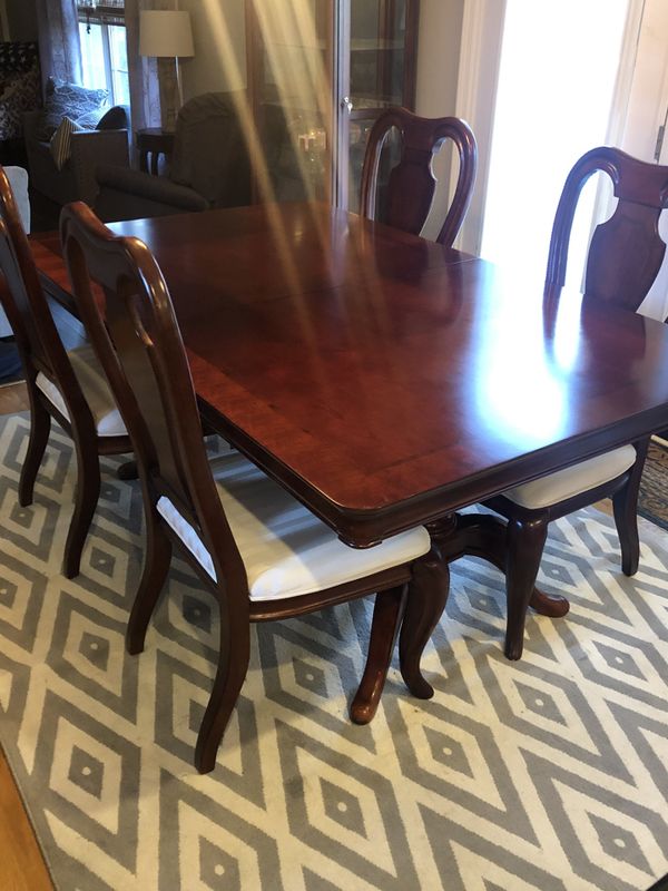 Haverty’s Dining Room Table and 4 Chairs for Sale in Lexington, KY