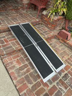 Foldable wheel chair ramp