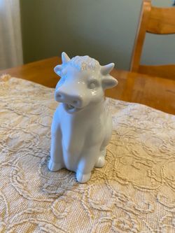 Ceramic white cow creamer. 5 x 6 inches. Farmhouse/ cottage/ country/ kitchen.