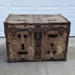 Antique Steamer Trunk Luggage / Coffee Table 