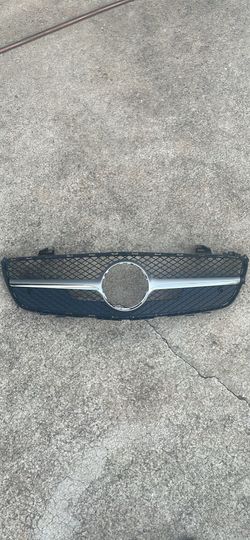 This is a Mercedes-Benz SL550-Class W205 front radiator grille 2013-2018