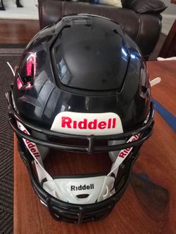 The Riddell Speedflex  Football Helmet and Facemask in size Large is a top-of-the-line option for football players. With its full face design, this he