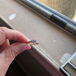 New Listing Beautiful Dainty Gold Ring Sz8 