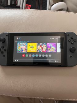 Nintendo switch barely used (comes with games)
