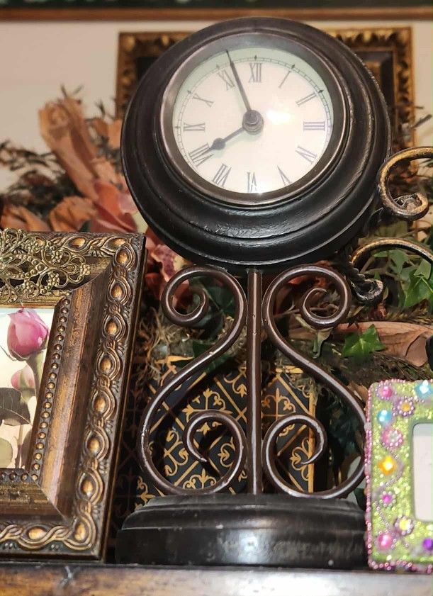 VINTAGE ORNATE ANTIQUED METAL SCROLL TABLE MANTEL CLOCK DECOR