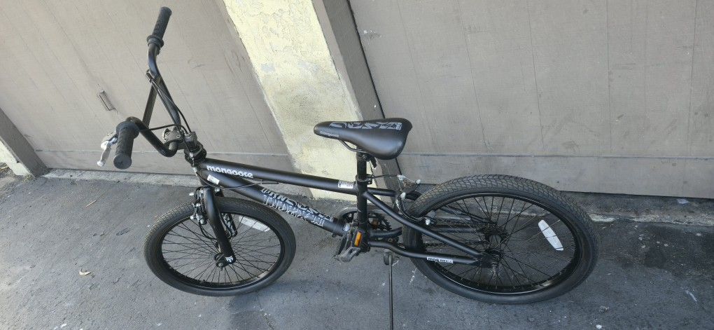 MONGOOSE   BIKE..LIKE NEW