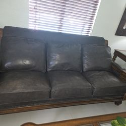 Sofa leather in great condition/size table